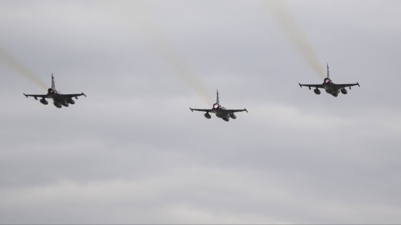 A HM Zrínyi Nonprofit Kft./honvedelem.hu által 2023. november 14-én közreadott képen JAS-39 Gripen típusú vadászrepülőgépek a levegőben, amikor az MH vitéz Szentgyörgyi Dezső 101. Repülődandár katonái a sármelléki Hévíz-Balaton Repülőtérre áttelepülve hajtják végre feladataikat az Adaptive Hussars 2023 többnemzeti országos hadgyakorlaton.