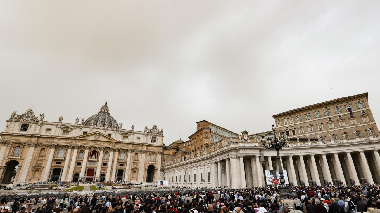Ferenc pápa Regina Coeli (Mennyek Királynője) imádságát hallgatják hívek a vatikáni Szent Péter téren húsvéthétfőn, 2024. április 1-jén.