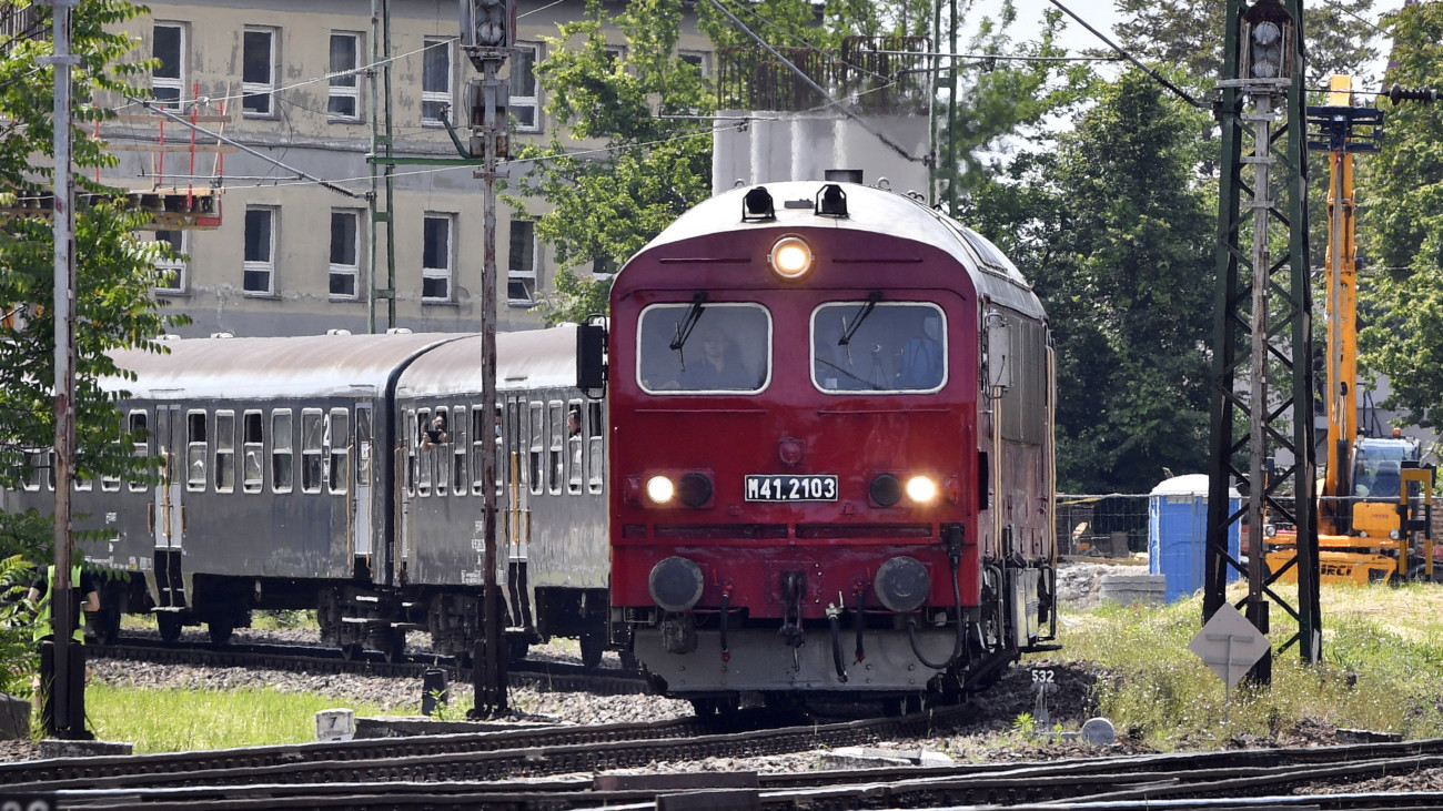 Retró festésű M41-es Csörgő dízelmozdony által továbbított személyvonat Miskolc Gömöri pályaudvar és Tiszai pályaudvar között a Miskolc-Ózd vasútvonalon 2021. június 5-én. Miskolc és Ózd között ezen a hétvégén négy-négy pár vonat erejéig visszatérnek az egykor itt közlekedő InterPici motorvonatok, és egy retró festésű, hagyományos ingavonat is forgalomba áll az M41 2103-as Csörgővel.