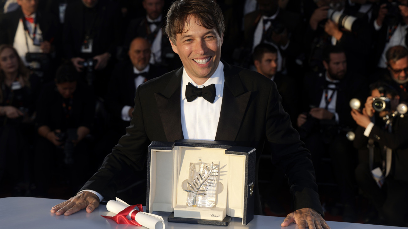 Sean Baker amerikai forgatókönyvíró, rendező a fesztivál fődíjával, az Arany Pálmával a 77. Cannes-i Nemzetközi Filmfesztivál záróünnepségét követő fotózáson 2024. május 25-én. Baker az Anora című filmjéért részesült az elismerésben.