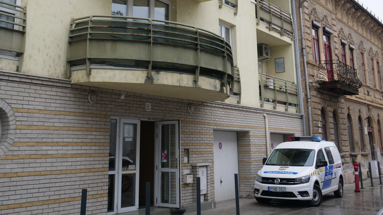 Társasház a IV. kerületi Liszt Ferenc utcában, ahol holtan találtak egy házaspárt az otthonukban 2024. május 24-én. A feltételezett elkövetőt, a házaspár 37 éves fiát elfogták.