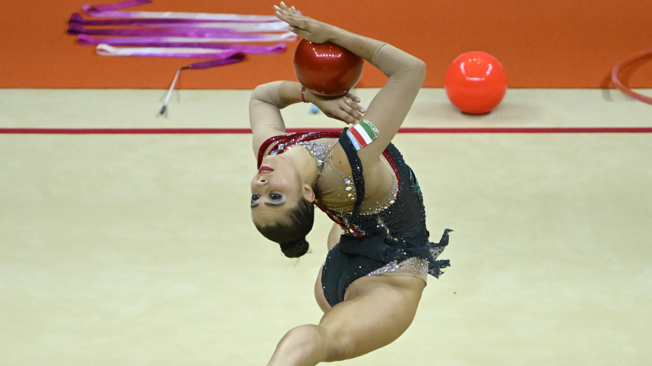 Pigniczki Fanni labdagyakorlata a ritmikus gimnasztika Európa-bajnokság egyéni összetett versenyének döntőjénen a Papp László Sportarénában 2024. május 25-én.