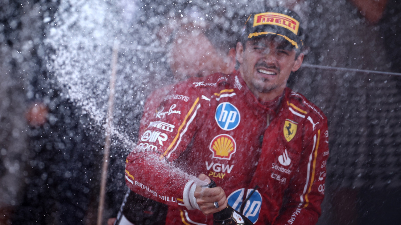 A győztes Charles Leclerc, a Ferrari monacói versenyzője pezsgővel ünnepel a Forma-1-es autós gyorsasági világbajnokság Monacói Nagydíjának eredményhirdetésén a monte-carlói utcai pályán 2024. május 26-án.