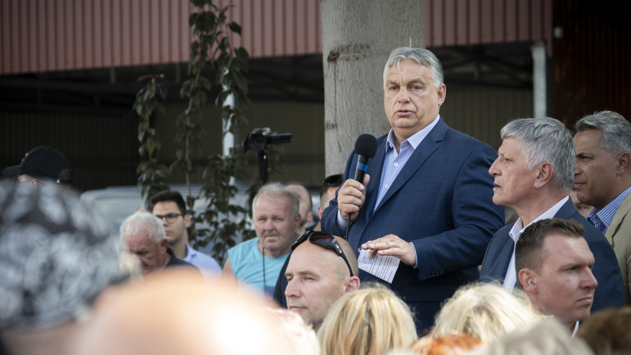 A Miniszterelnöki Sajtóiroda által közreadott képen Orbán Viktor miniszterelnök, a Fidesz elnöke beszédet mond országjáró kampánykörútjának hódmezővásárhelyi állomásán 2024. május 25-én. Jobbra Jobbra Lázár János építési és közlekedési miniszter (j) és Grezsa István polgármesterjelölt (j2).
