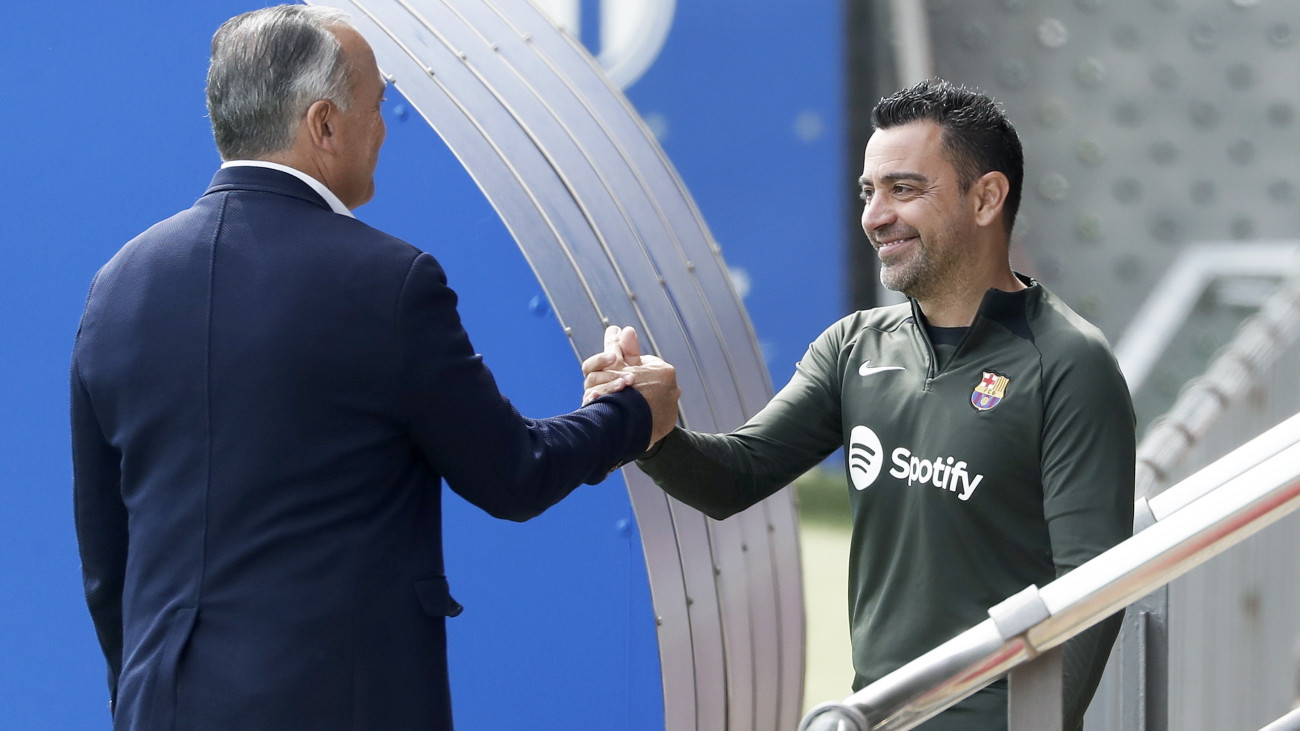 Barcelona, 2024. május 25.Xavi Hernández, az FC Barcelona vezetőedzője (j) és Rafael Yuste, a klub alelnöke a csapat edzésén Barcelonában 2024. május 25-én. A klub hivatalosan is bejelentette, hogy Hernández az idény végén távozik a Barcelonától.