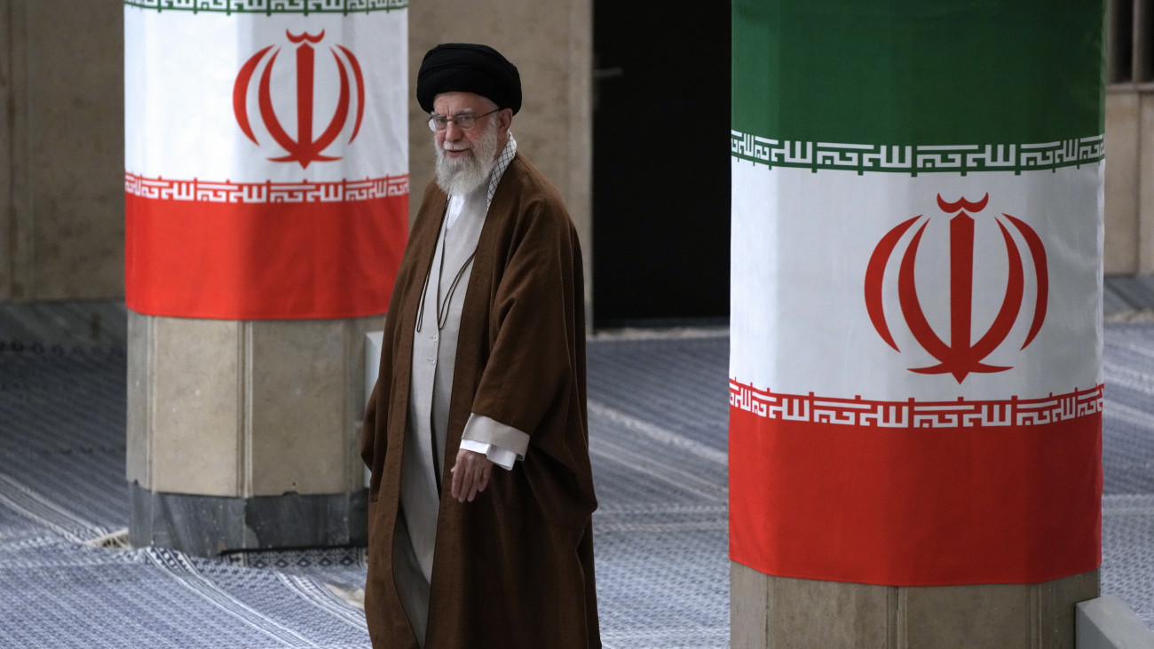 Teherán, 2024. május 10.Ali Hamenei ajatolláh, Irán legfőbb vallási és politikai vezetője voksolni érkezik az iráni parlamenti választások második fordulójának napján, 2024. május 10-én Teheránban. A március 1-jei első fordulóban a 290 tagú parlament 245 képviselőjéről, továbbá a 88 hittudósból álló Szakértők Tanácsa összetételéről döntöttek a szavazók.