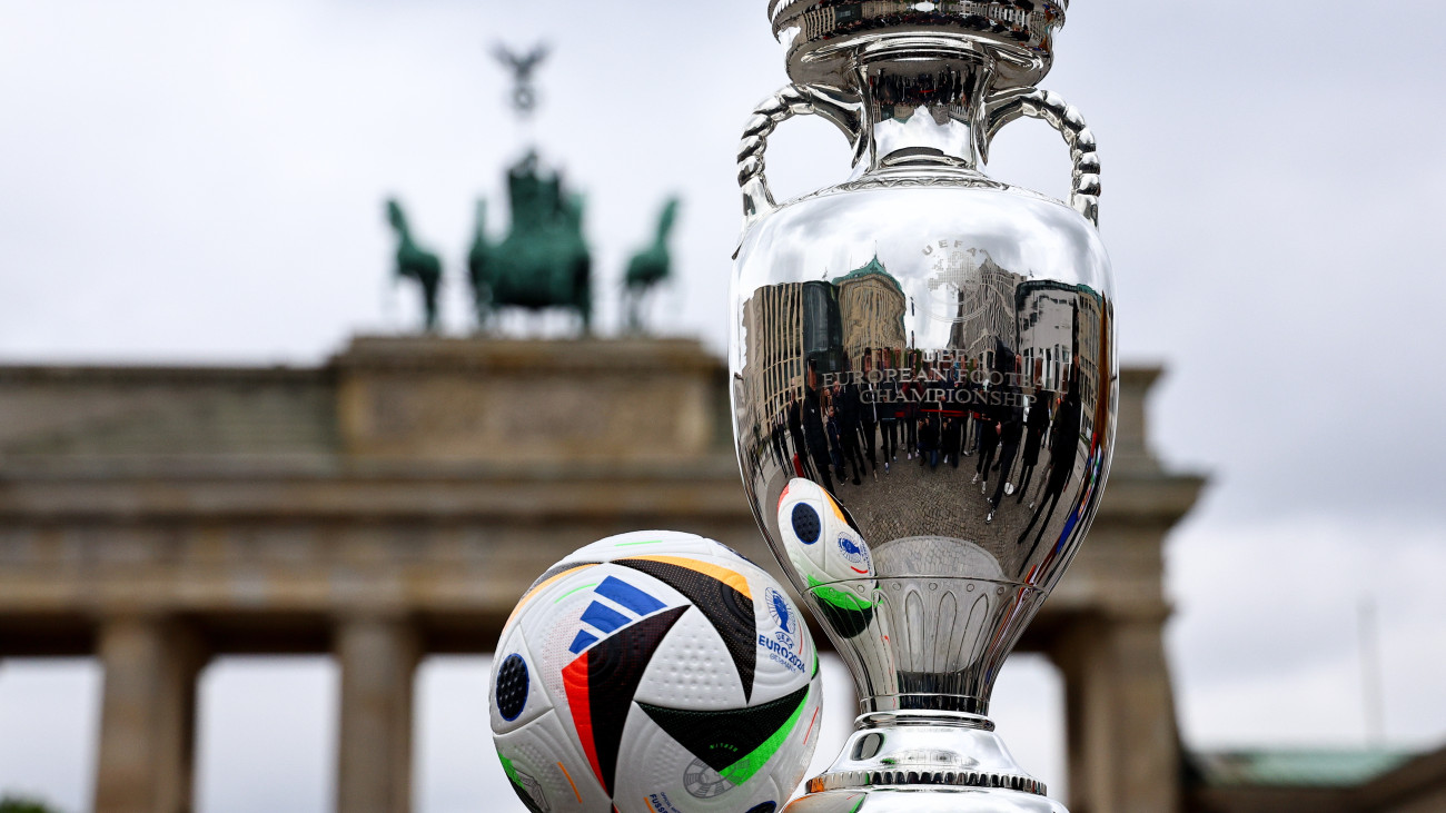 Az Henri Delaunay-kupa, a labdarúgó Európa-bajnokság trófeája a berlini Brandenburgi kapu előtt 2024. április 25-én. A kupa végigjárta a 2024-es németországi torna helyszíneit. A tornát 2024. június 14. és július 14. között rendezik Németországban.