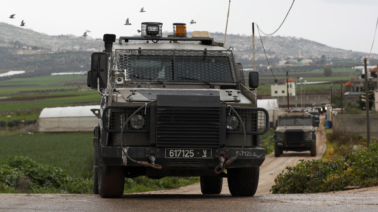 Izraeli harci járművek távoznak a Visam Kasan palesztin fegyveres otthona ellen végrehajtott művelet után Ber al-Basa faluból 2024. január 25-én. A Hamász palesztin iszlamista szervezet fegyveresei 2023. október 7-én támadást indítottak Izrael ellen, az izraeli haderő pedig válaszul légi és szárazföldi hadműveleteket hajt végre a Gázai övezetben.