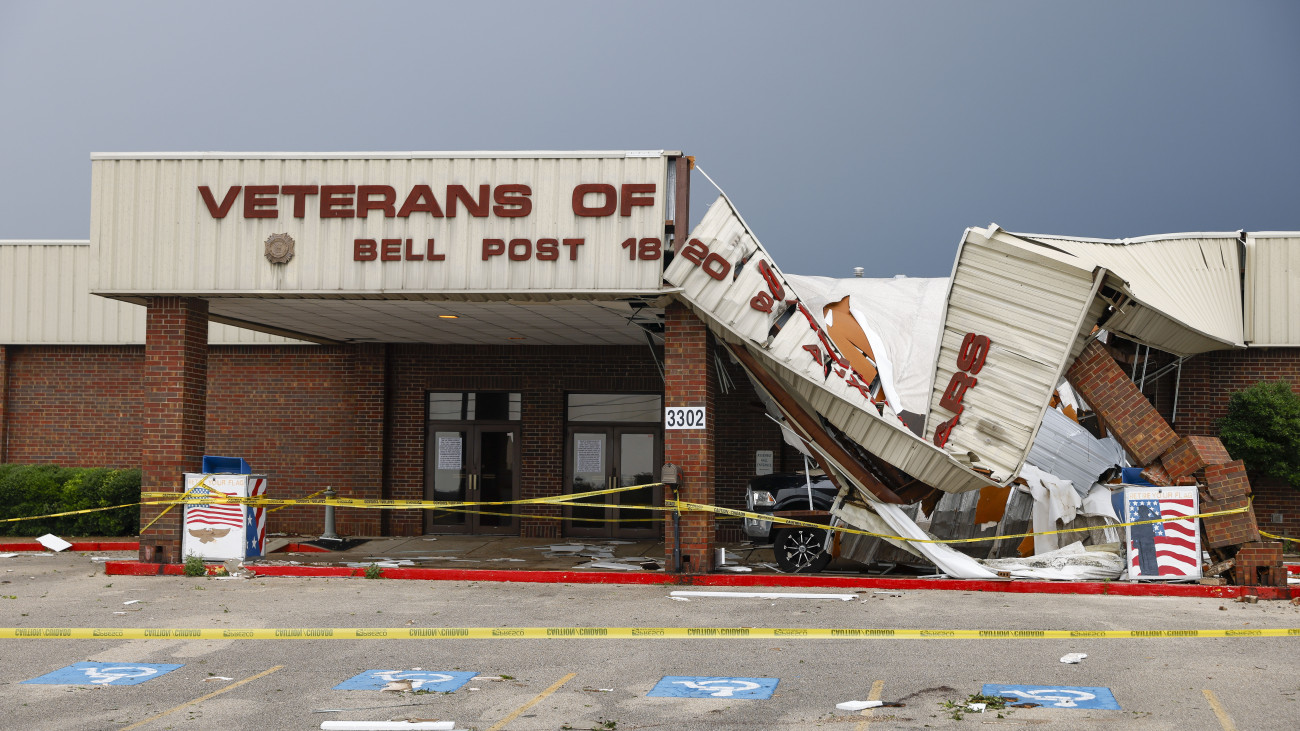 A veteránügyi iroda romos épülete a texasi Temple-ben 2024. május 23-án, miután tornádó pusztított a térségben. A helyi tűzoltóparancsnok szerint mintegy harminc ember megsérült és több mint 500 lakóházban és üzlethelyiségben károk keletkeztek.