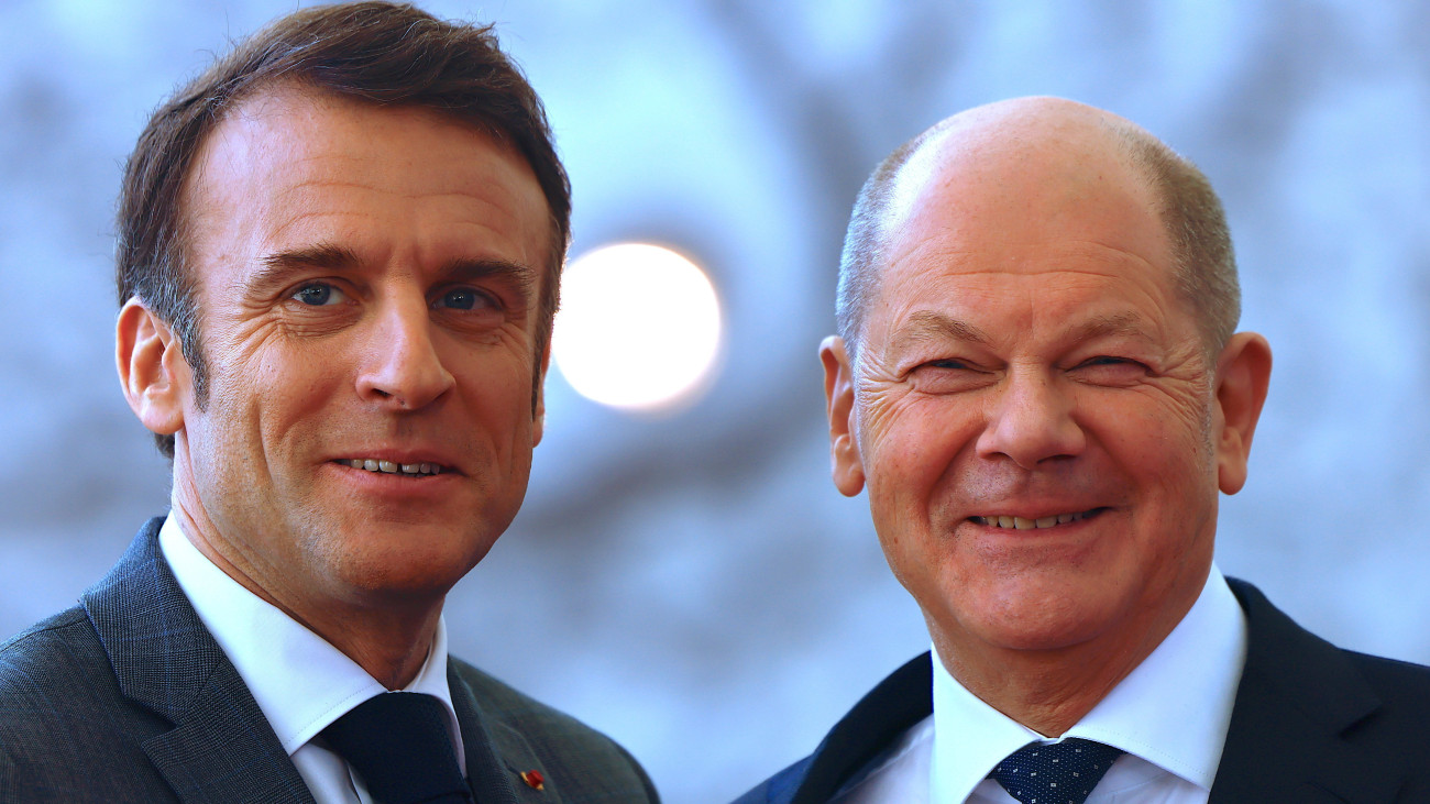 Olaf Scholz német kancellár (j) üdvözli Emmanuel Macron francia elnököt a lengyel-francia-német együttműködési csoport, az úgynevezett weimari háromszög vezetőinek csúcstalálkozója előtt Berlinben 2024. március 15-én. A weimari háromszöget 1991-ben alapította Lengyelország, Németország és Franciaország.