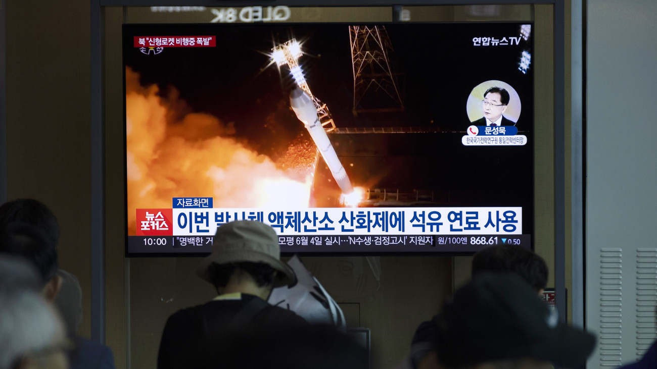 Feltételezett észak-koreai katonai kémműhold felrobbanásáról szóló tudósítás egy szöuli buszpályaudvar tévéképernyőjén 2024. május 27-én. Észak-Korea az ország északnyugati részén fekvő Tongcsang-ri területéről dél felé, a Sárga-tenger felett indította útjára a műholdat hordozó rakétát, amely röviddel a kilövés után darabjaira hullott.