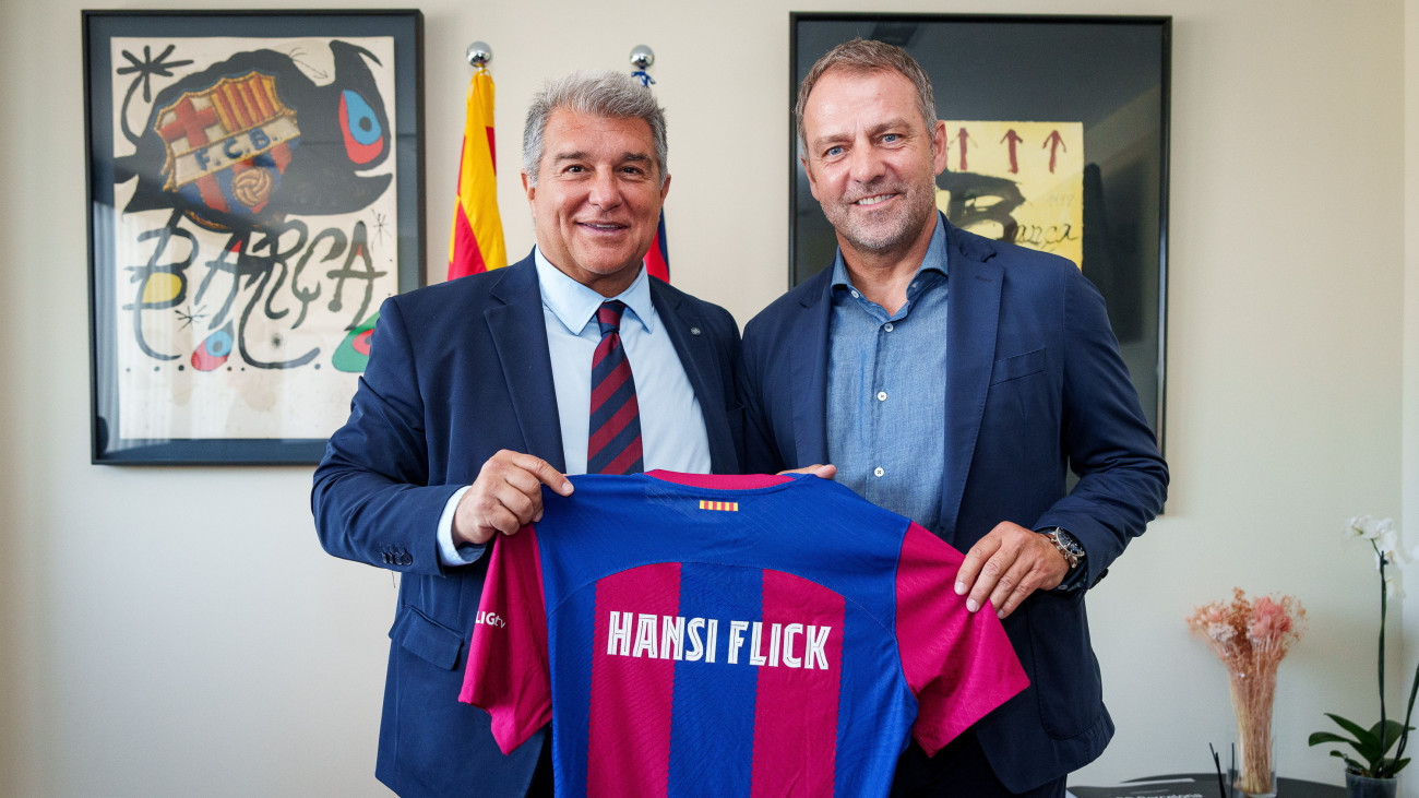 Az FC Barcelona felvételén Joan Laporta, a klub elnöke (b) és Hansi Flick, a Barcelona új vezetőedzője, miután kétéves szerződést írtak alá Barcelonában 2024. május 29-én. Az 59 éves Flick Xavi Hernándezt váltja a poszton.