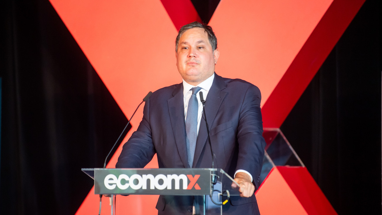 Nagy Márton nemzetgazdasági miniszter előadást tart az Exonomx Növekedés és egyensúly (Macronomx) című budapesti konferenciáján 2024. május 30-án.