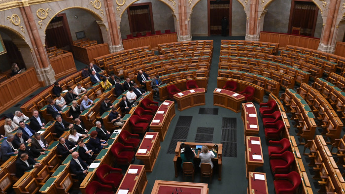 Parlament: orosz zászlók a kormánypárti székeken
