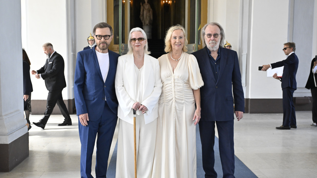 (B-j) Björn Ulvaeus, Anni-Frid Lyngstad, Agnetha Faltskog és Benny Andersson, az ABBA egykori svéd popegyüttes tagjai, miután átvették a Vasa svéd királyi lovagrend második legrangosabb kitüntetését, a jelvényt és keresztet XVI. Károly Gusztáv svéd királytól és feleségétől, Szilvia királynétól a stockholmi királyi palotában 2024. május 31-én. A legendás popzenekar tagjai a svéd és a nemzetközi zeneiparhoz való kiemelkedő hozzájárulásukért részesültek az elismerésben.