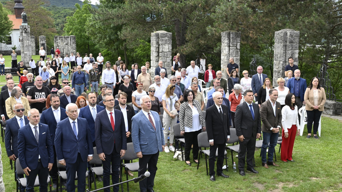 Ferenczy Ernő Ervin alpolgármester, Harrach Péter, a Kereszténydemokrata Néppárt (KDNP) frakcióvezető-helyettese,  Rétvári Bence, a Belügyminisztérium parlamenti államtitkára, a térség KDNP-s országgyűlési képviselője és Semjén Zsolt miniszterelnök-helyettes (b-j) a Szózatot éneklik a résztvevőkkel a nemzeti összetartozás napja alkalmából rendezett megemlékezésen Zebegényben, a Kálvária dombon lévő Országzászló és trianoni emlékműnél 2024. június 1-jén.