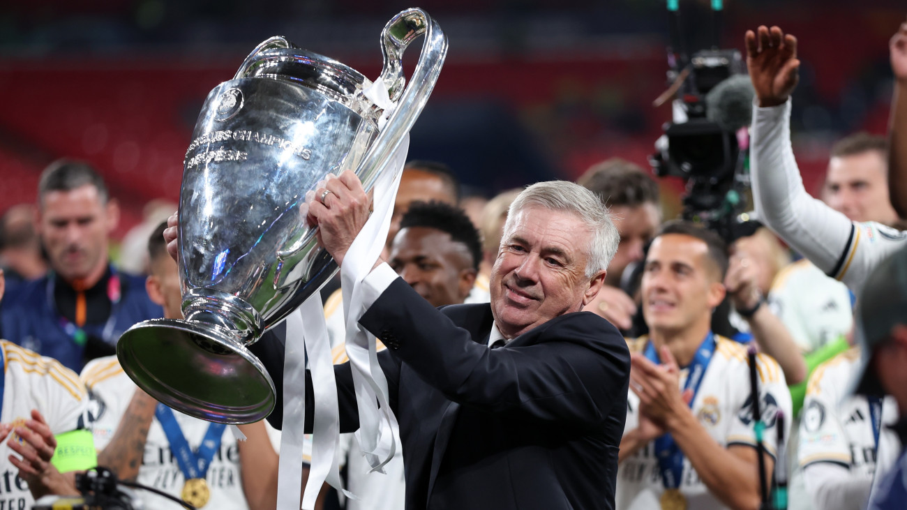 Carlo Ancelotti, a Real Madrid vezetőedzője a labdarúgó Bajnokok Ligája győztesének járó trófeával a labdarúgó Bajnokok Ligája döntőjében játszott Borussia Dortmund - Real Madrid mérkőzés után a londoni Wembley Stadionban 2024. június 1-jén. A Real Madrid 2-0-ra győzött, és a 15. diadalát aratta a legrangosabb európai kupában.