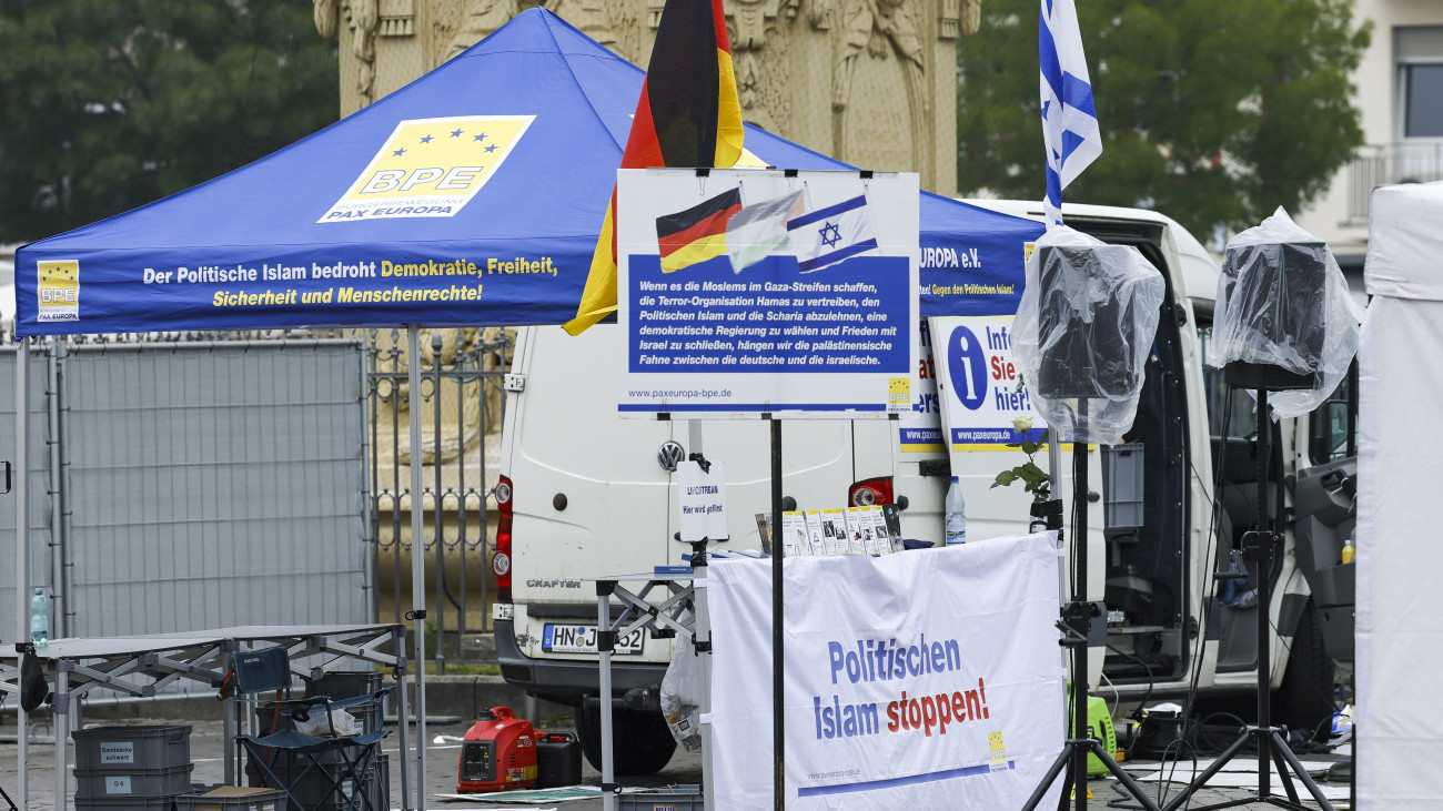 Politikai üzenetek egy kampánysátornál egy késes támadás lezárt helyszínén, a Baden-Württemberg tartománybeli Mannheim Marktplatz nevű óvárosi terén, ahol egy férfi több embert megsebesített késsel 2024. május 31-én. A rendőrség meglőtte a támadót. A sérültek között van Michael Stürzenberger 59 éves konzervatív politikus, iszlámellenes aktivista is, aki beszédre készült a Pax Europa polgári mozgalomnak a helyszínen tartott rendezvényén.