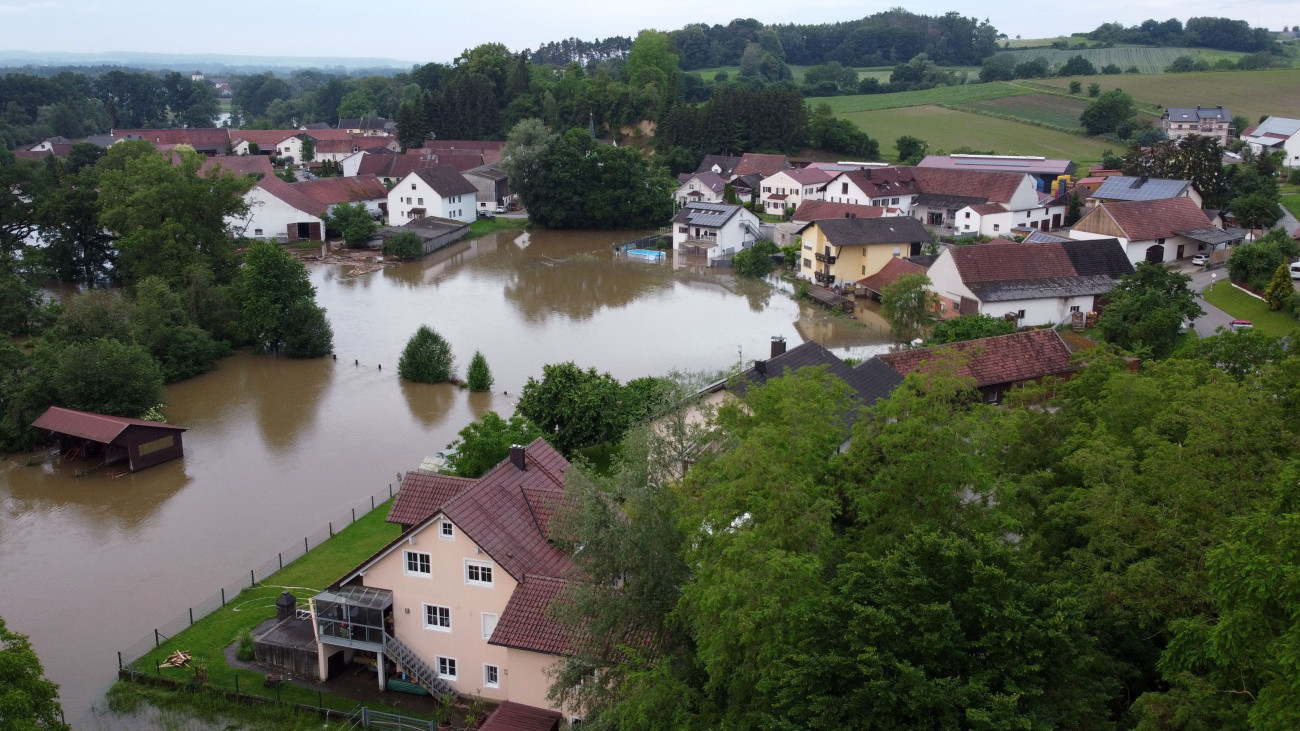 Árvízzel elöntött terület a bajorországi Strakertshofenben 2024. június 2-án. Az árvízek miatt Bajorország több járására katasztrófariadót rendeltek el.