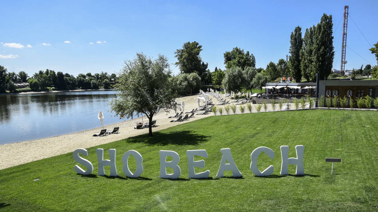 Budapest, 2021. július 6. A főváros első, természetes vízi strandja, az SHO Beach a Lágymányosi-öbölben, a főváros legújabb városnegyedében a BudaPart mentén, a Kopaszi-gáton. MTVA/Bizományosi: Róka László