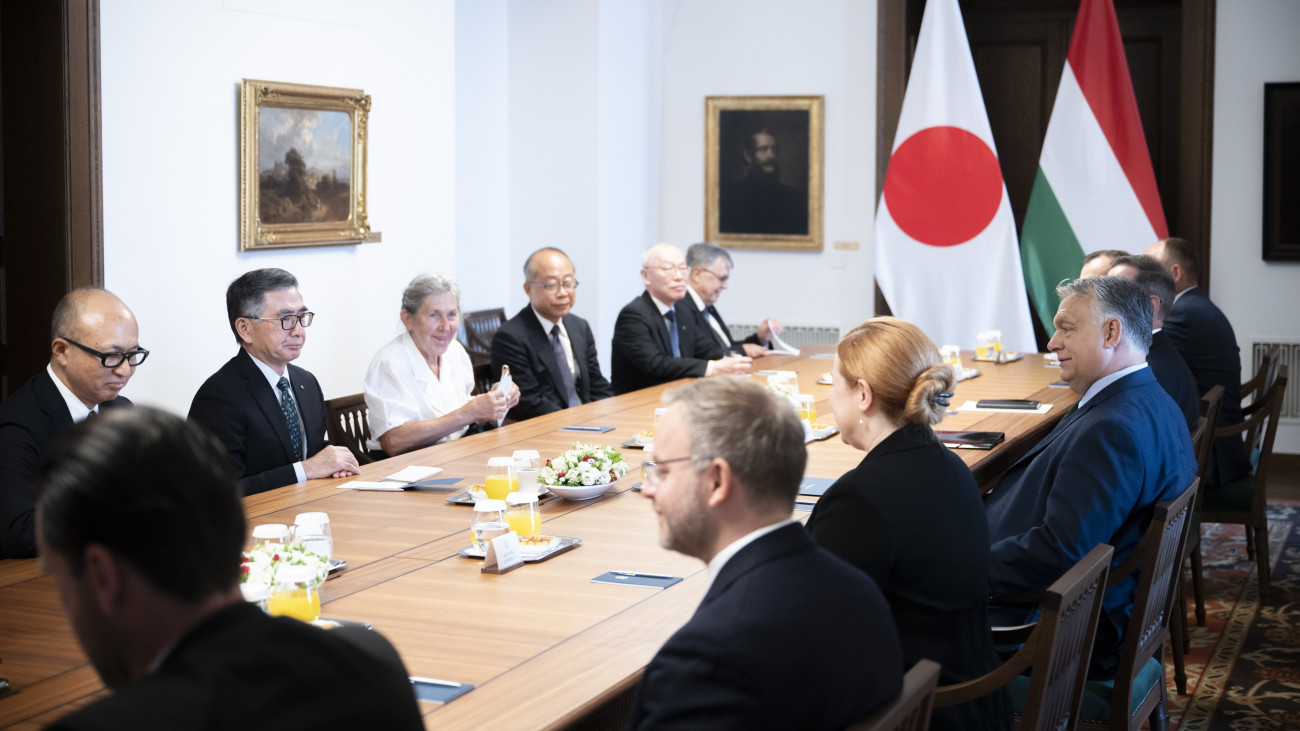 A Miniszterelnöki Sajtóiroda által közreadott képen Orbán Viktor miniszterelnök (j) és Toshihiro Suzuki, a japán Suzuki Motor Corporation cég elnök-vezérigazgatója (b2) tárgyal a Karmelita kolostorban 2024. június 3-án.