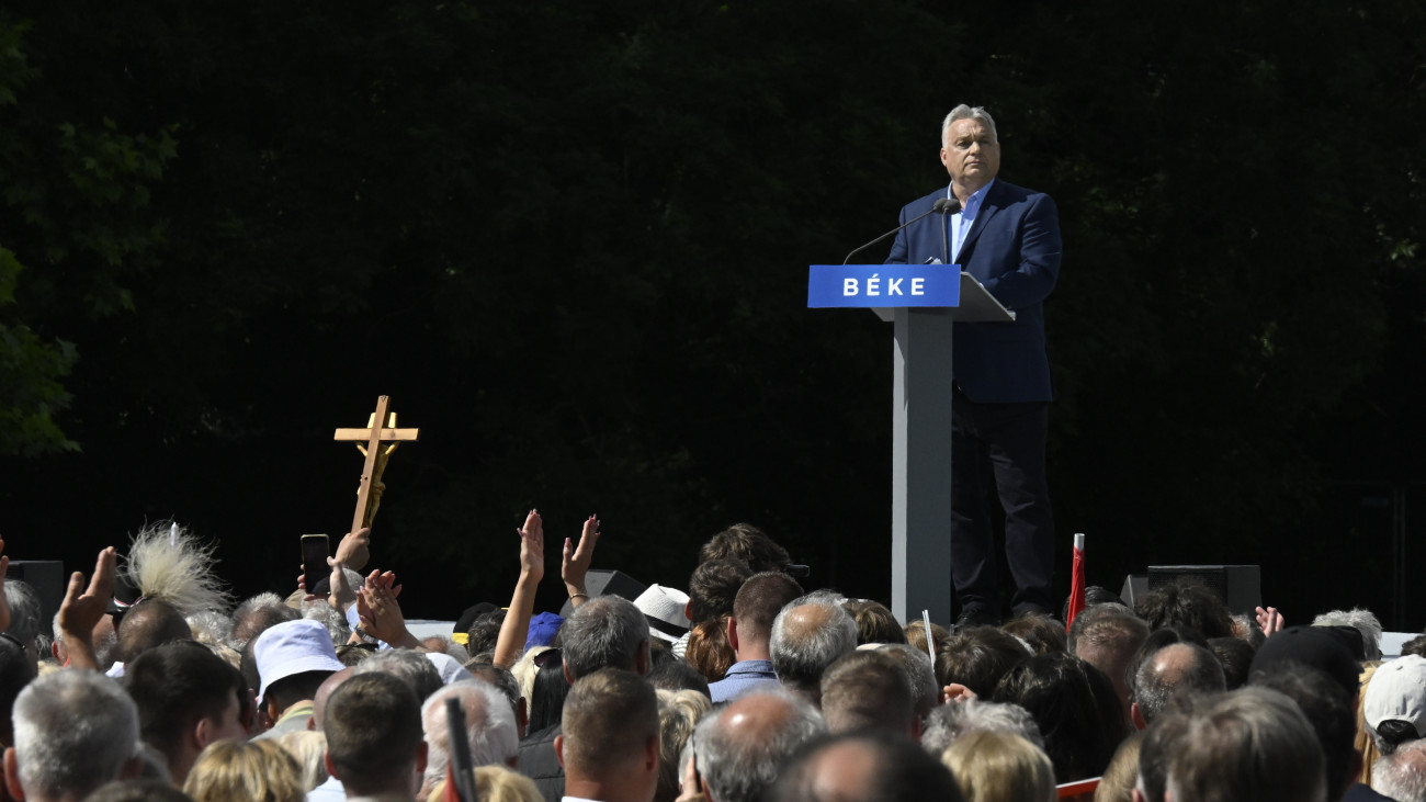 Orbán Viktor miniszterelnök beszédet mond a Civil Összefogás Fórum - Civil Összefogás Közhasznú Alapítvány (CÖF-CÖKA) Békemenetén a margitszigeti nagyréten 2024. június 1-jén.