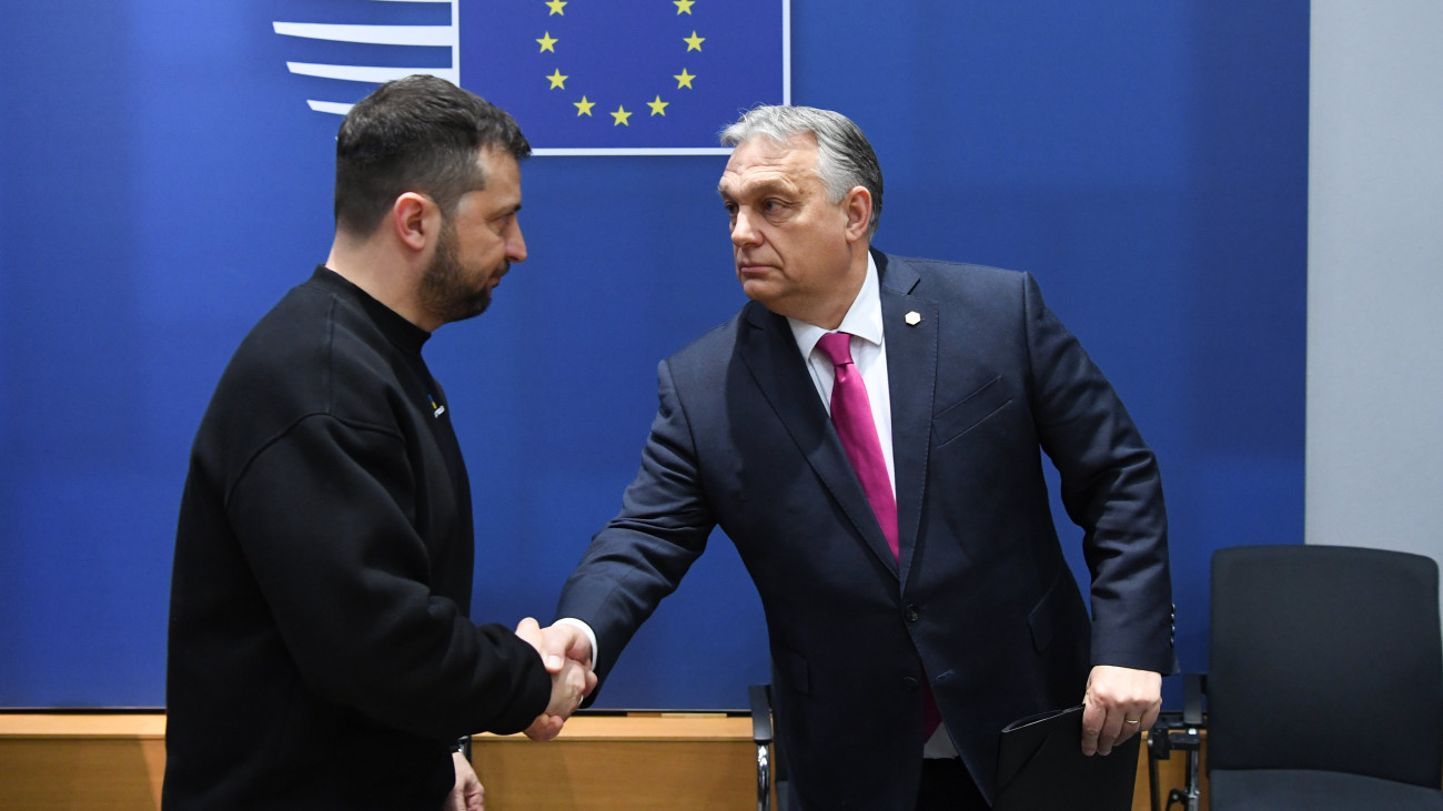 Brüsszel, 2023. február 9.Az Európai Tanács által közreadott képen Orbán Viktor miniszterelnök (j) és Volodimir Zelenszkij ukrán elnök kezet fog az Európai Tanács kétnapos brüsszeli tanácskozásának helyszínén 2023. február 9-én.