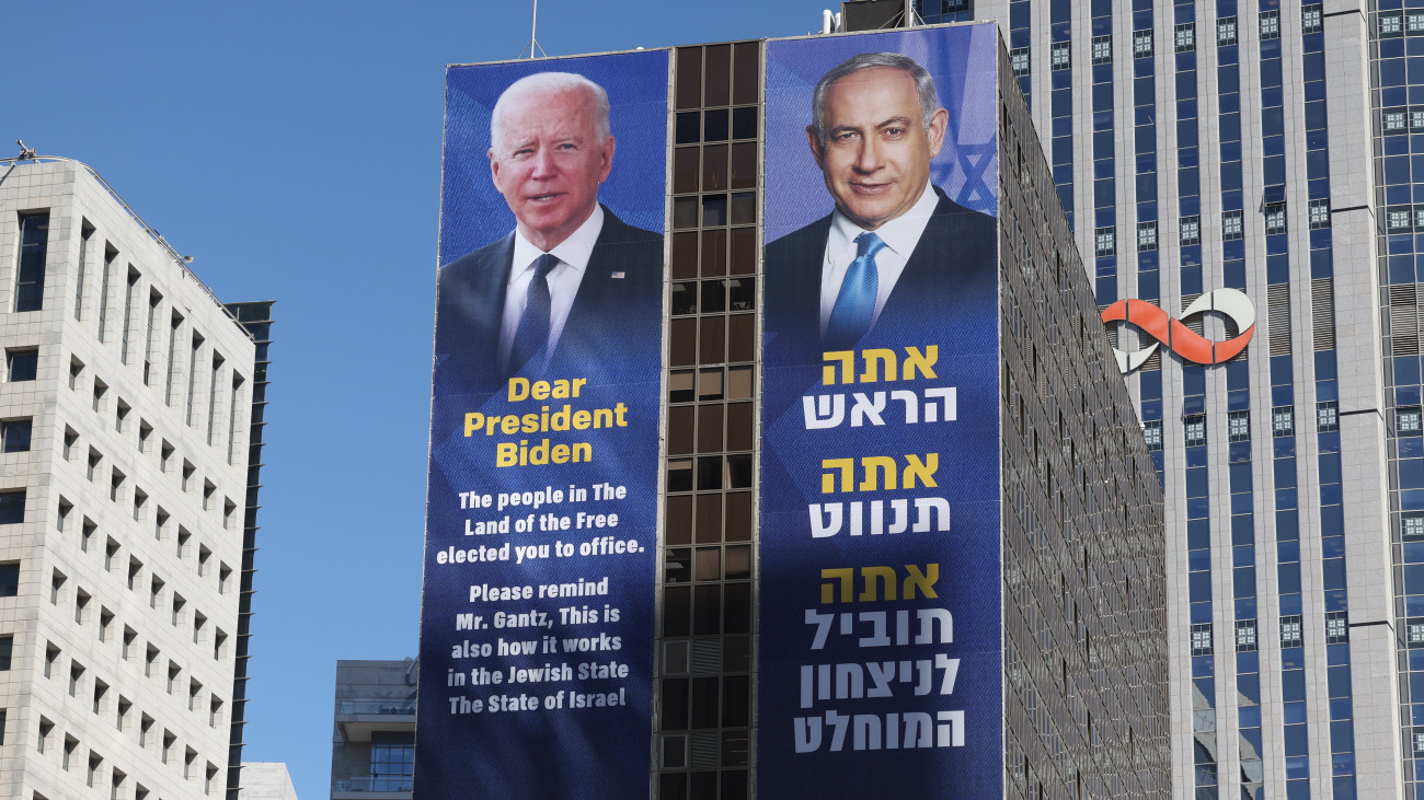 Tel-Aviv, 2024. március 5.Joe Biden amerikai elnököt (b) és Benjámin Netanjahu izraeli miniszterelnököt ábrázoló molinók egy Tel-Aviv-i irodaház falán 2024.március 5-én. A héber nyelvű felirat jelentése: Te vagy a vezető, te irányítasz, te vezetsz el a teljes győzelemhez.