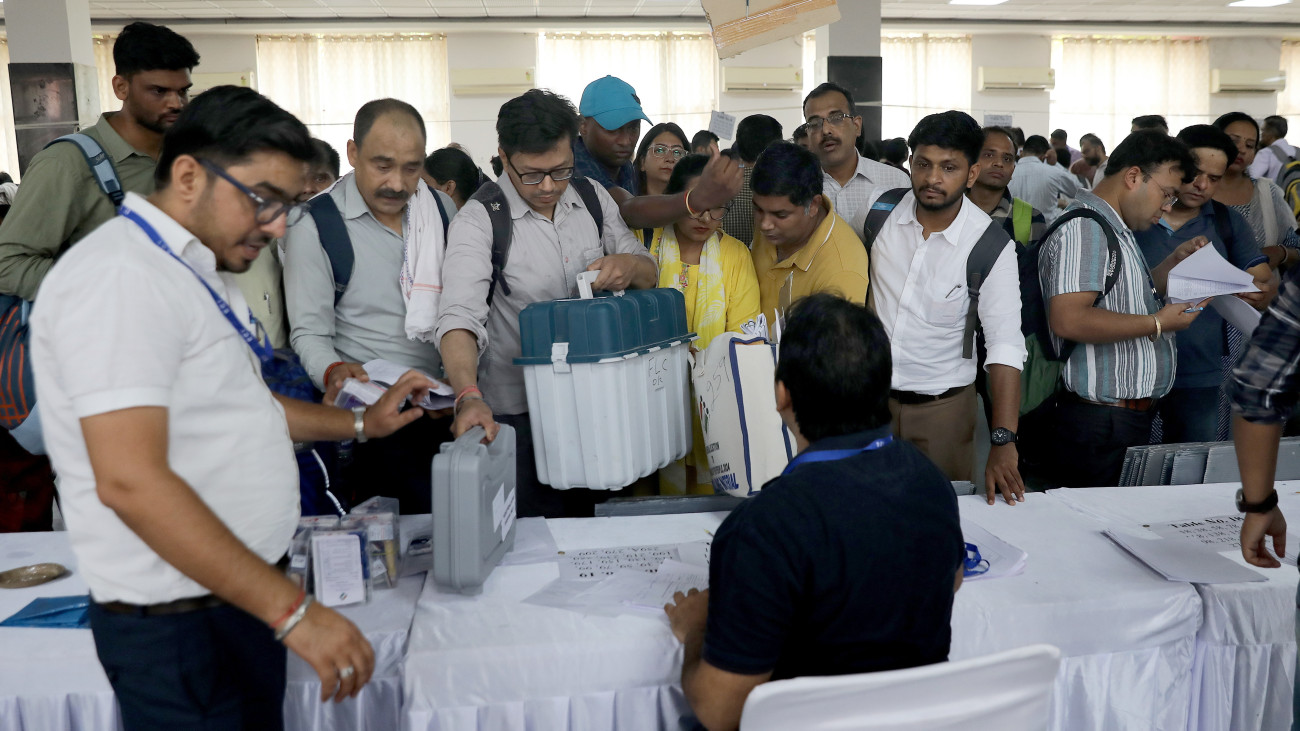 Elektronikus szavazógépeket és egyéb, a szavazáshoz kapcsolódó eszközöket vesznek át választási bizottsági tagok a Harijána állambeli Faridábádban az indiai parlamenti választások hatodik szakaszának megkezdése előtti napon, 2024. május 24-én.
