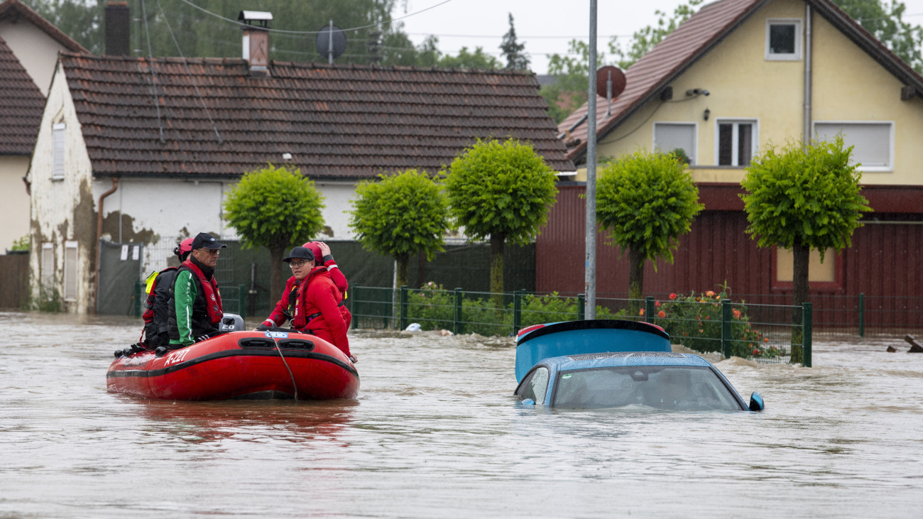Gumicsónakkal menekítenek ki lakókat elárasztott otthonukból a Hesse tartománybeli Babenhausenben 2024. június 1-jén. A sok csapadékkal járó heves viharok jelentős fennakadásokat, és több helyütt árvizeket okoztak Dél-Németország egyes részein.