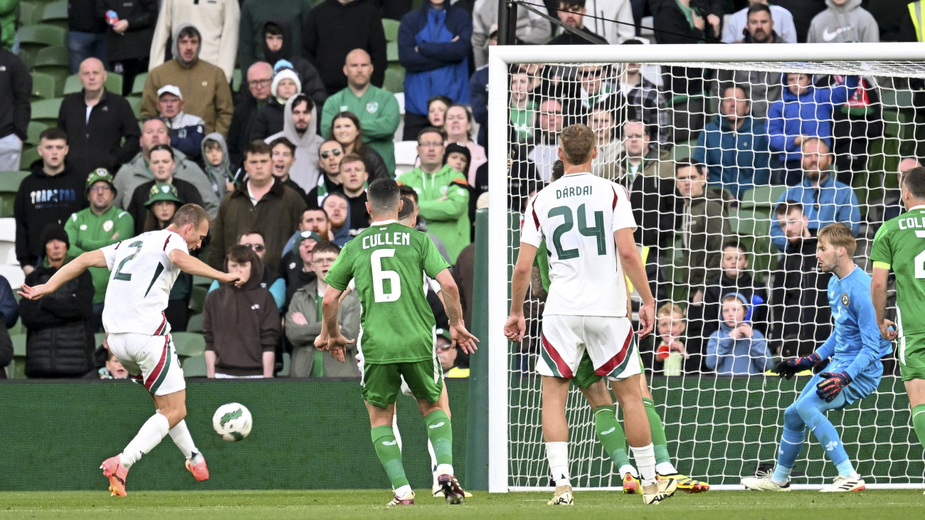 Lang Ádám (b) gólt lő az Írország - Magyarország barátságos labdarúgó mérkőzésen a dublini Aviva Stadionban 2024. június 4-én.