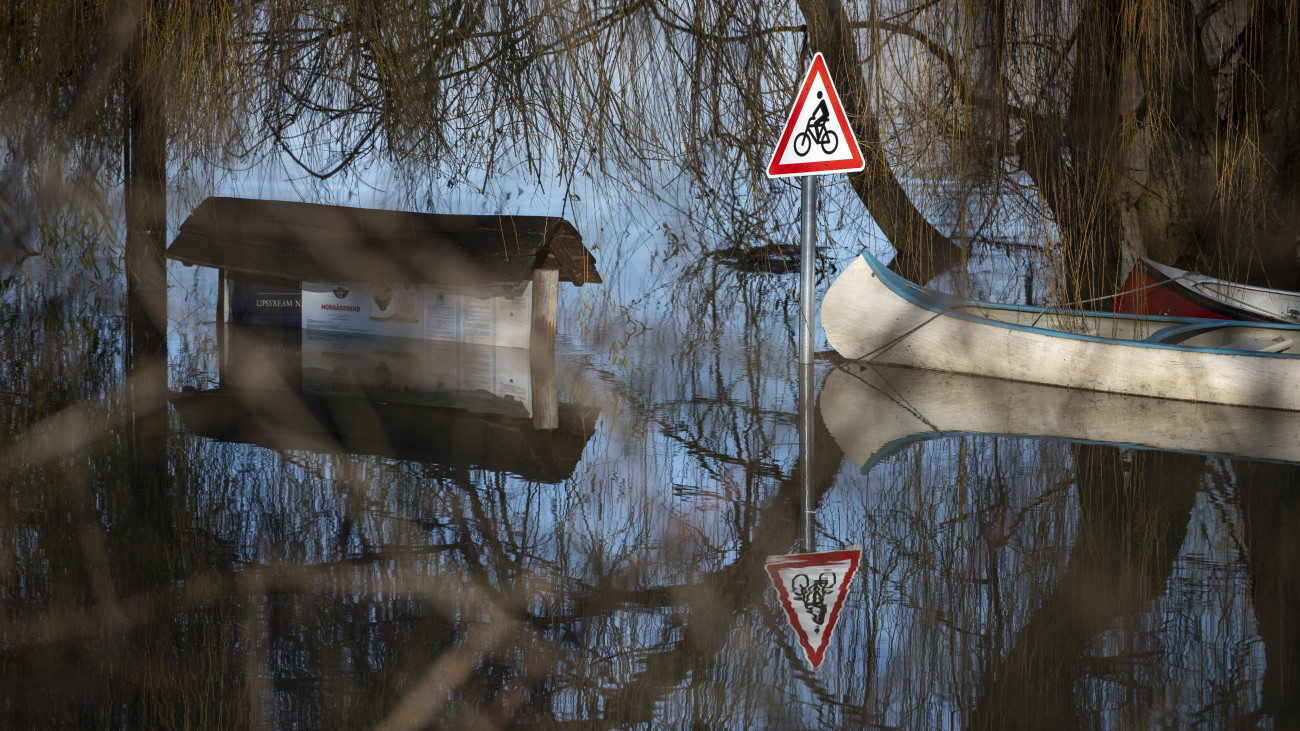Árad a Duna Neszmélynél 2023. december 26-án. A csapadék okozza a Dunán és mellékfolyóin az árhullámot.