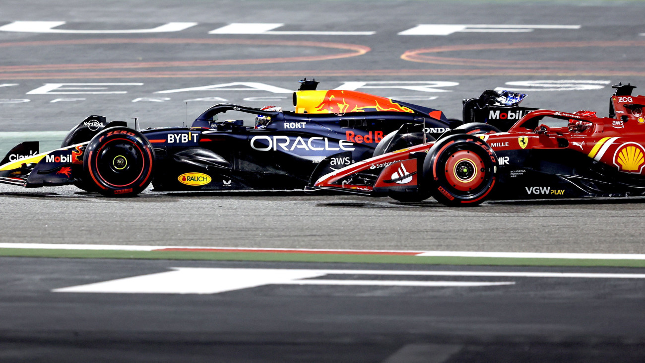 Szahír, 2024. március 2.Max Verstappen, a Red Bull holland (b), és Charles Leclerc, a Ferrari monacói versenyzője a Forma-1-es autós gyorsasági világbajnokság Bahreini Nagydíján a szahíri pályán 2024. március 2-án.