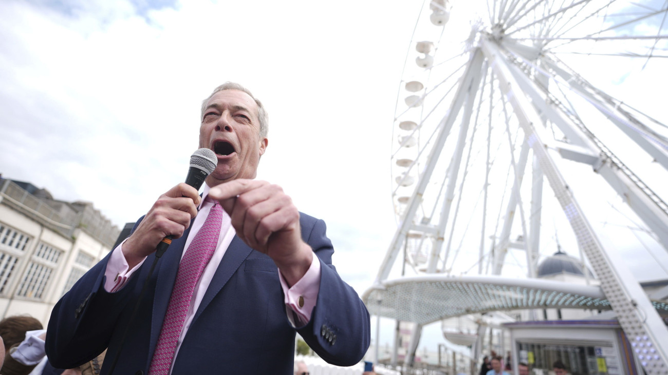 Nigel Farage, a Reform UK párt új vezetője kampánynyitó rendezvényt tart a kelet-angliai Essex grófság Clacton-on-Sea városában 2024. június 4-én. Farage az előző napon bejelentette, hogy Clacton parlamenti képviselőjelöltjeként indul a párt színeiben a július 4-i brit parlamenti választáson.
