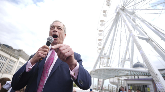 Váratlan támogatást, de fizikai támadást is kapott Nigel Farage