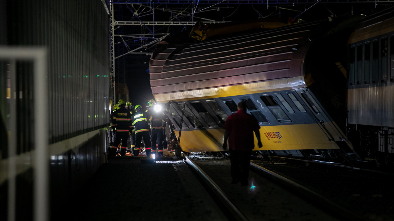 Vegyi anyagot szállító vonattal ütközött a személyvonat Csehországban - videók