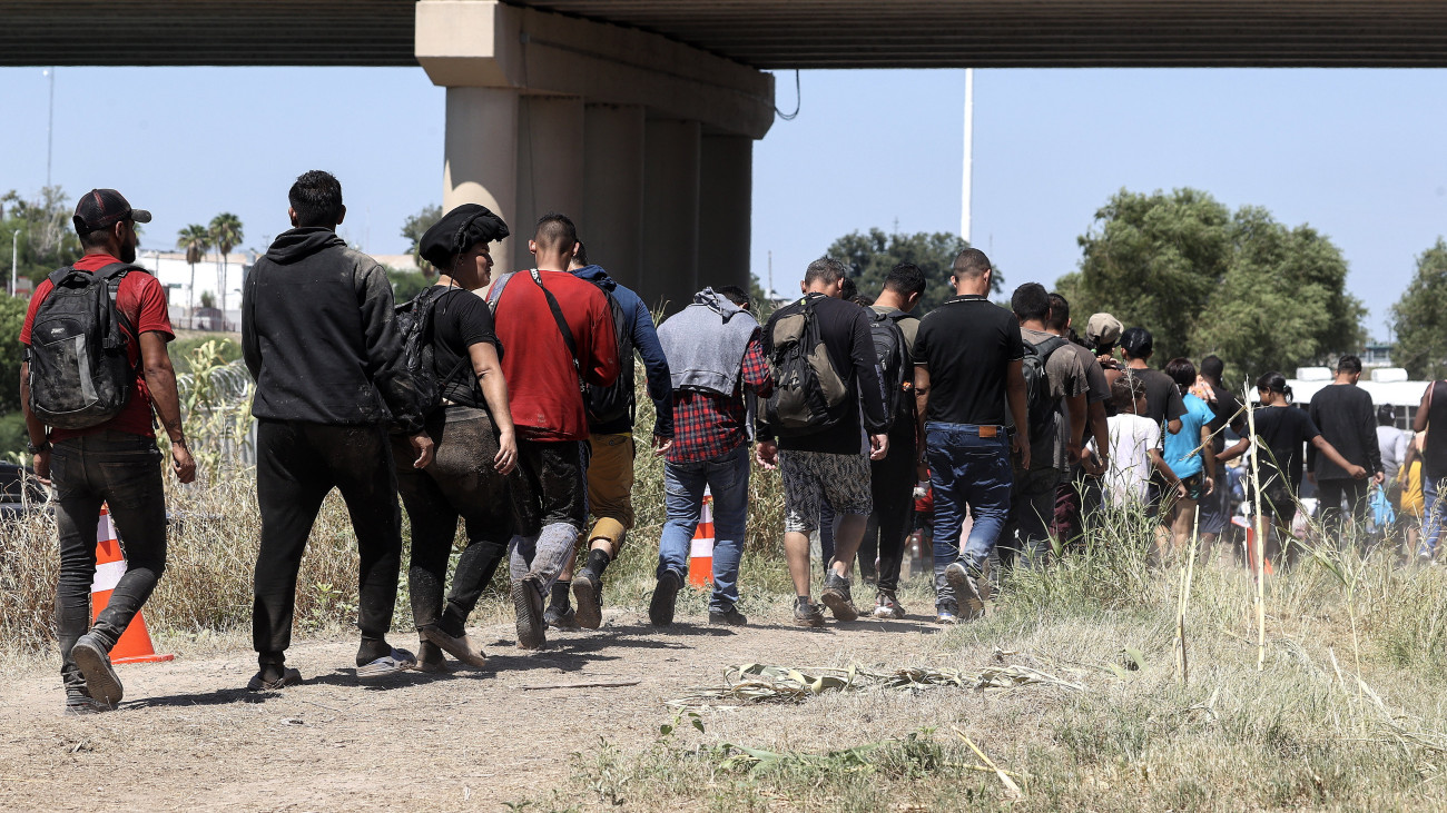 Illegális bevándorlók gyalogolnak a texasi Eagle Passban 2023. szeptember 21-én, miután átkeltek Mexikóból a Rio Grande határfolyón. Mexikó és az Egyesült Államok között Eagle Pass az egyik legnépszerűbb átkelőfolyosó, ahol 2022 október óta 270 ezer illegális határátlépést regisztráltak a hatóságok. Az utóbbi napokban a folyami határon át naponta 300 ezer migráns próbál átjutni Texas államba.