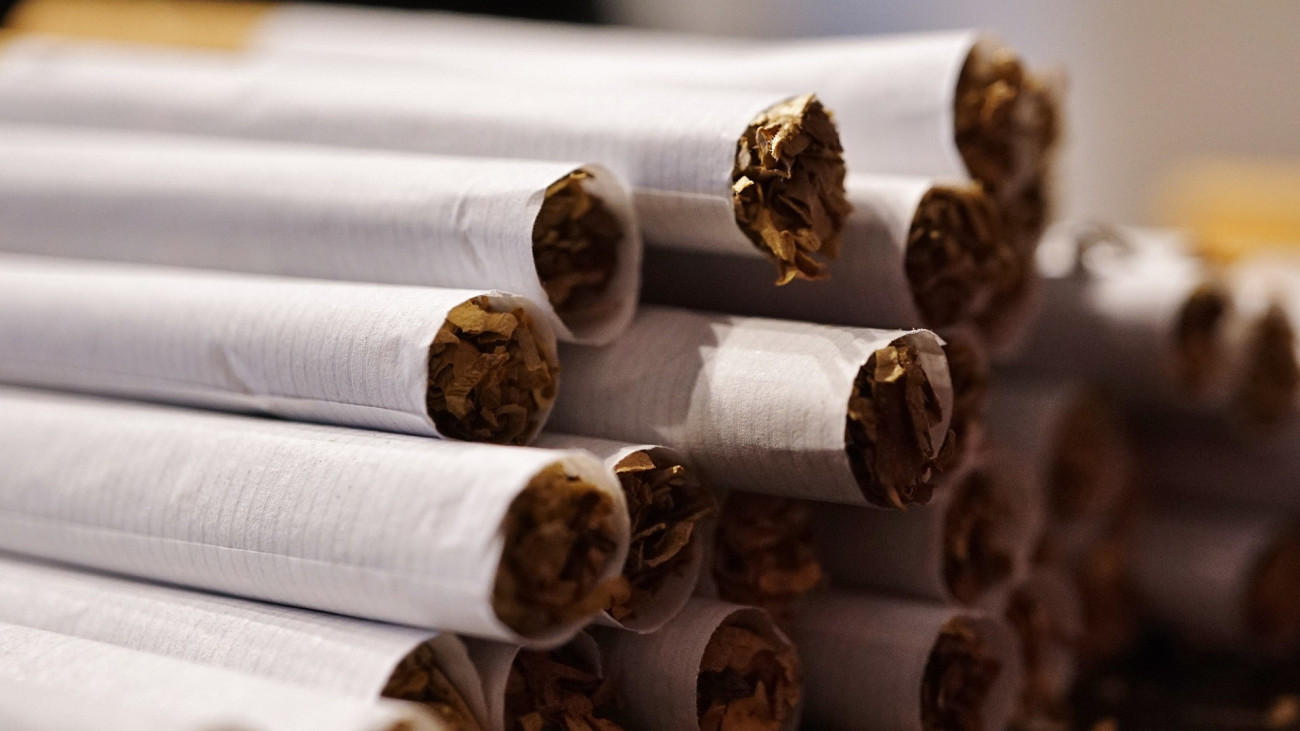 Kormányrendelet hoz változást a dohányboltok polcain és a cigarettásdobozokon – a nap hírei