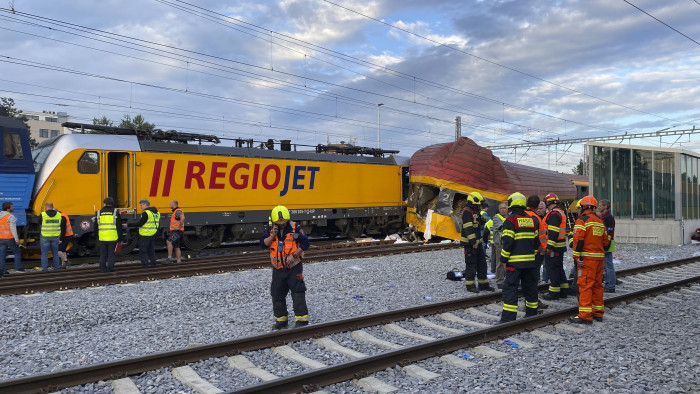 Csehországi vonatbaleset: nagy kihívást jelentenek az egymásba ékelődött mozdonyok