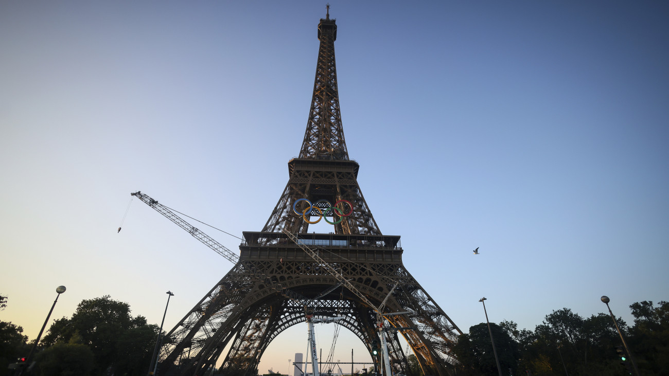 Az olimpiai ötkarika a párizsi Eiffel-tornyon 2024. június 7-én. A párizsi olimpiára július 26. és augusztus 11. között kerül sor, míg a paralimpiát augusztus 28. és szeptember 8. között rendezik.