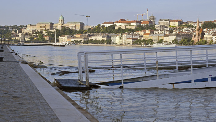 Szombaton tetőzhet a Duna a fővárosban, nagy veszélyben vannak az üdülőházak