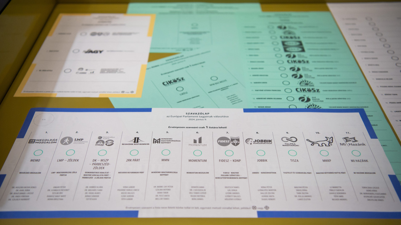 Szavazólapok a budapesti ANY Biztonsági Nyomda Nyrt. épületében 2024. május 22-én. Nyomtatják a helyi önkormányzati képviselők és polgármesterek, nemzetiségi önkormányzati képviselők, valamint az európai parlamenti képviselők június 9-ei választásának szavazólapjait a nyomdában.