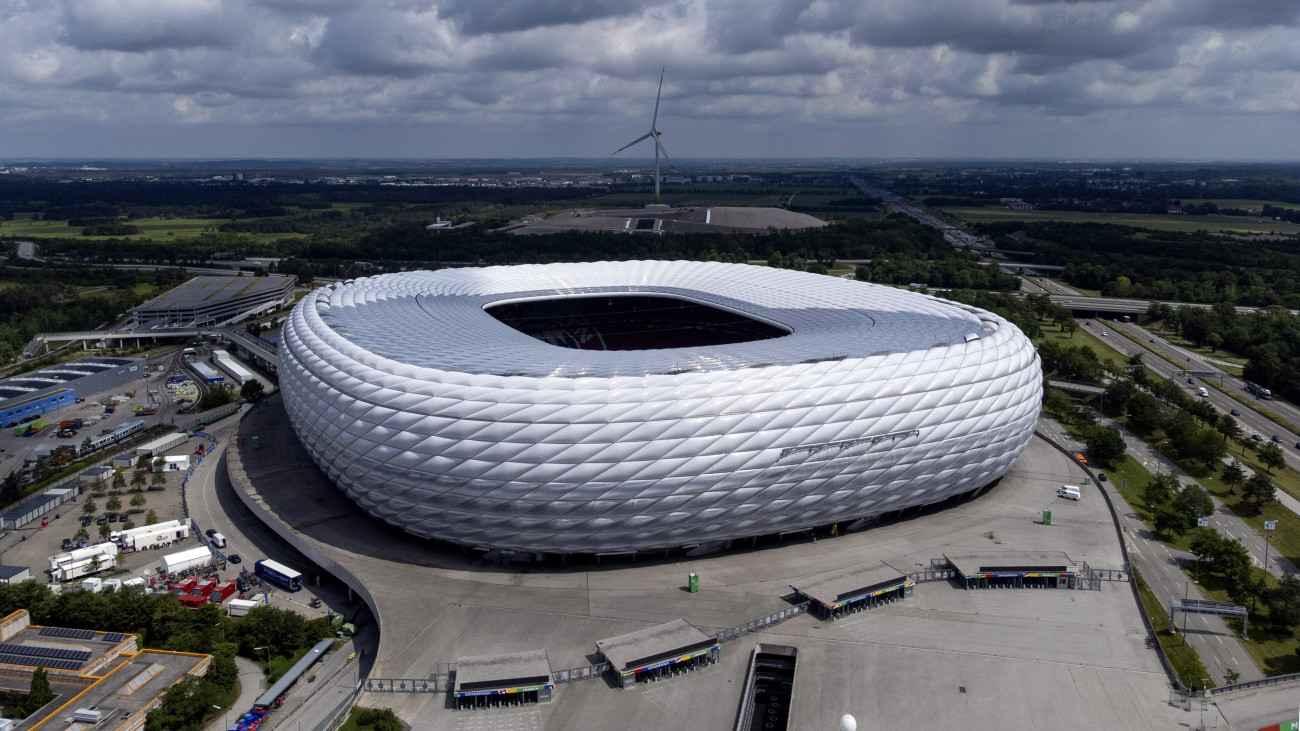 Légi felvétel a München Arénáról 2024. június 7-én. A stadion hat mérkőzésnek – köztük a nyitómérkőzésnek, az egyik nyolcaddöntőnek és az egyik elődöntőnek – ad majd otthont a 2024-es labdarúgó-Európa-bajnokság idején. A tornát 2024. június 14. és július 14. között rendezik Németországban.
