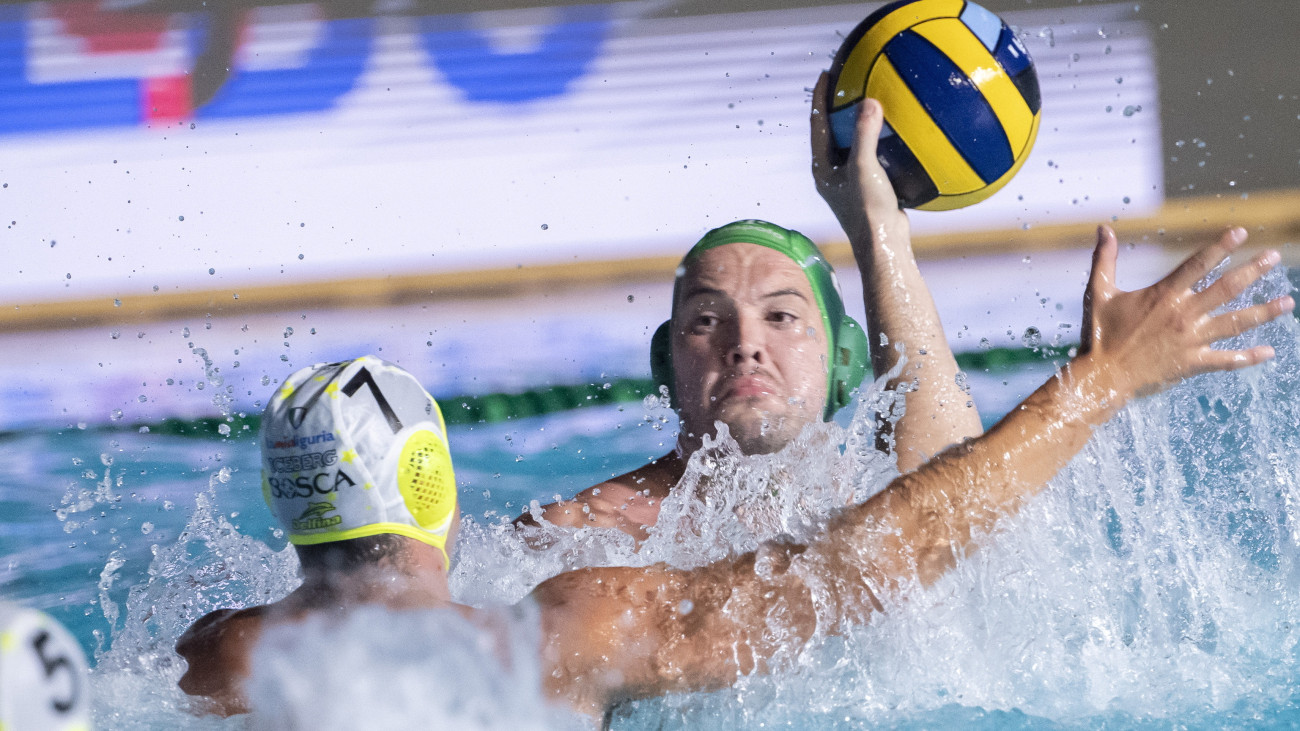 Dusan Mandic, az FTC (j) és Nicholas Presciutti, az olasz Pro Recco játékosa a férfi vízilabda Bajnokok Ligája négyes döntőjének fináléjában játszott FTC-Telekom Waterpolo - Pro Recco mérkőzésen a máltai Gzirában 2024. június 7-én.