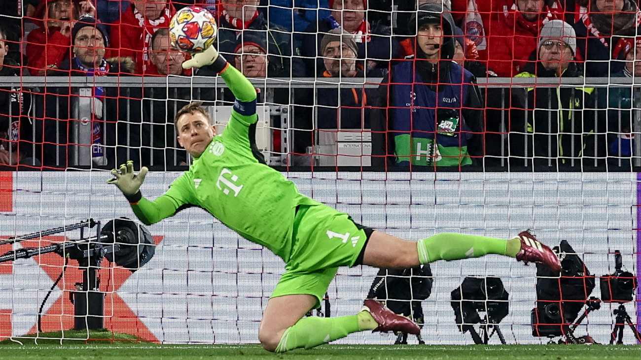 Manuel Neuer, a Bayern München kapusa véd a labdarúgó Bajnokok Ligája negyeddöntőjének Bayern München - Arsenal visszavágó mérkőzésén a müncheni Allianz Arénában 2024. április 17-én.