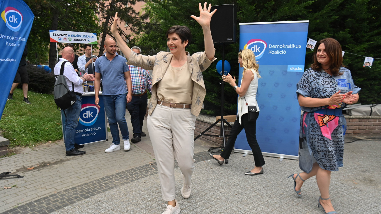 Dobrev Klára, a DK-MSZP-Párbeszéd európai parlamenti (EP-) listavezetője (k) a DK-MSZP-Párbeszéd 36 órás, országos kampányzáró körútjának utolsó állomására érkezik Kocsis Éva, az ellenzék polgármesterjelöltje (j) társaságában Szigetszentmiklóson 2024. június 8-án.