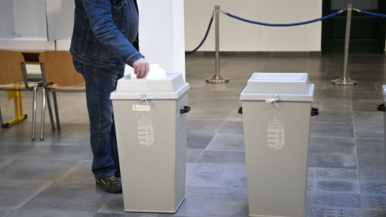 Egy férfi leadja szavazatát az önkormányzati, európai parlamenti (EP-) és nemzetiségi választásokon a XII. kerületi Zugligeti Általános Iskolában kialakított 53-as szavazókörben 2024. június 9-én.