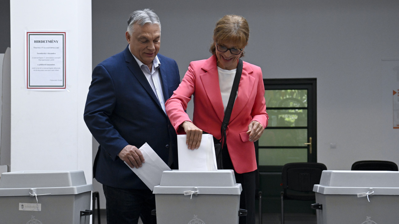 Orbán Viktor miniszterelnök, a Fidesz elnöke és felesége, Lévai Anikó leadja szavazatát az önkormányzati, európai parlamenti (EP-) és nemzetiségi választásokon a XII. kerületi Zugligeti Általános Iskolában kialakított 53-as számú szavazókörben 2024. június 9-én.