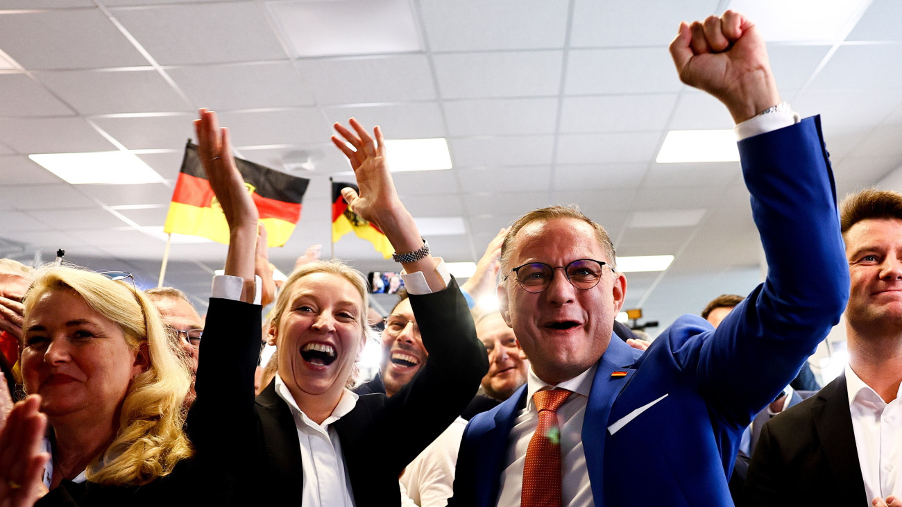 Tino Chrupalla, az ellenzéki Alternatíva Németországnak (AfD párt társelnöke (j) és Alice Weidel, az AfD elnökhelyettese a párt berlini kampányközpontjában az európai parlamenti választásokon 2024. június 9-én.