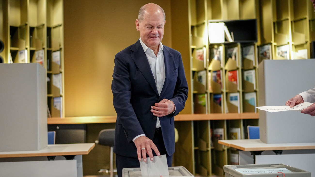 Olaf Scholz német kancellár leadja szavazatát az európai parlamenti választásokon Potsdamban 2024. június 9-én.